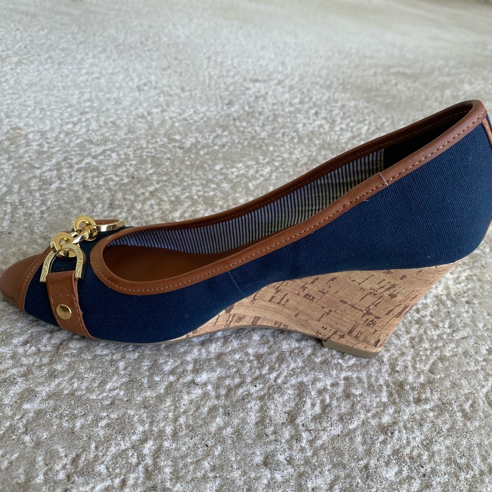 Open Toe wedge sandals with front buckle